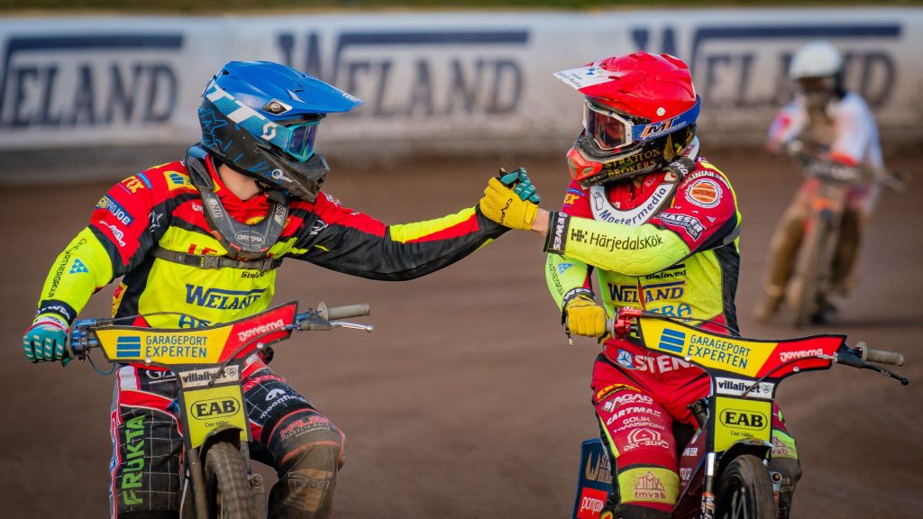 Gislaved, SVERIGE - 9 maj 2023 :  Lejonen Dominik Kubera och Lejonen Francis Gusts  under matchen i Bauhausligan mellan Lejonen och Rospiggarna på OnePartnerGroup Arena den 9 maj i Gislaved ( Foto: Douglas Svalin / SarnehedPhoto )  Nyckelord Keywords: Speedway, Bauhausligan, Lejonen, Rospiggarna, ESS, Elitserien, Bauhausligan, Elitspeedway, hemmamatch, hemmapremiär, fans, publik ***Betalbild***