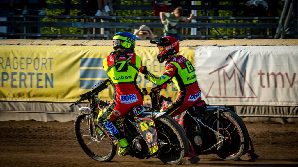 Gislaved, SVERIGE - 14 May 2024 : Lejonen Casper Henriksson och Oliver Berntzon under matchen i Bauhausligan mellan Lejonen och Vargarna på OnePartnerGroup Arena den 14 May i Gislaved ( Foto: Douglas Svalin / SarnehedPhoto )  Nyckelord Keywords: Speedway, Bauhausligan, Lejonen, Vargarna, ESS, Elitserien, Bauhausligan, Elitspeedway, hemmamatch, fans, publik ***Betalbild***