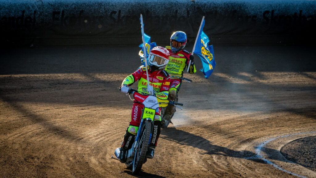 Gislaved, SVERIGE - 14 May 2024 : Lejonen Jaroslaw Hampel och Jaimon Lidsey under matchen i Bauhausligan mellan Lejonen och Vargarna på OnePartnerGroup Arena den 14 May i Gislaved ( Foto: Douglas Svalin / SarnehedPhoto )  Nyckelord Keywords: Speedway, Bauhausligan, Lejonen, Vargarna, ESS, Elitserien, Bauhausligan, Elitspeedway, hemmamatch, fans, publik ***Betalbild***