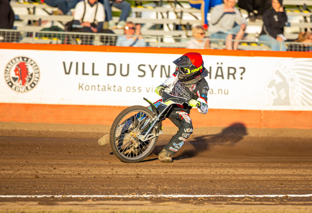 Kumla, SVERIGE - 15 June 2021 : Indianerna 7 Jonatan Grahn  under matchen i Bauhausligan mellan Indianerna och Piraterna på Glottra Skog Arena den 15  June i Kumla ( Foto: Emil Särnehed / SarnehedPhoto )  Nyckelord Keywords: Speedway, Bauhausligan, Indianerna, Piraterna, ECC, hemmamatch, hemmapremiär, Elitserien, ***Betalbild***