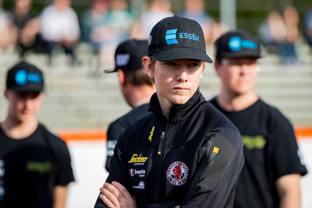 Kumla, SVERIGE - 14 maj 2024 : Indianernas Rasmus Karlsson under matchen i speedway i Bauhausligan mellan Indianerna och Dackarna på Glottraskog Arena den 14 maj 2024 i Kumla ( Foto: Emil Särnehed / SarnehedPhoto )  Nyckelord Keywords: Speedway, Bauhausligan, Indianerna, Dackarna, ESS, Elitserien, Elitspeedway, ***Betalbild***