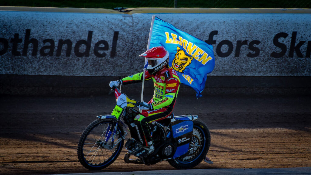 Gislaved, SVERIGE - 14 May 2024 : Lejonen Jaroslaw Hampel under matchen i Bauhausligan mellan Lejonen och Vargarna på OnePartnerGroup Arena den 14 May i Gislaved ( Foto: Douglas Svalin / SarnehedPhoto )  Nyckelord Keywords: Speedway, Bauhausligan, Lejonen, Vargarna, ESS, Elitserien, Bauhausligan, Elitspeedway, hemmamatch, fans, publik ***Betalbild***