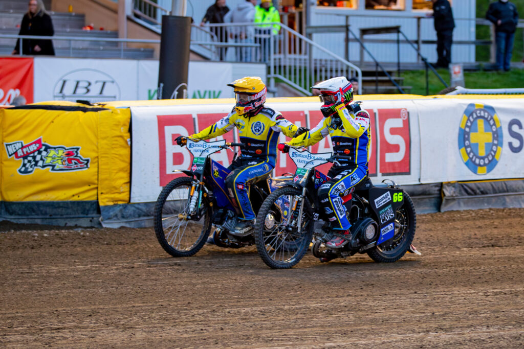 Kumla, SVERIGE - 6  2025 : Västerviks Robert Lambert och Västerviks Fredrik Lindgren under speedwaymatchen i Elitserien mellan Indianerna och Västervik på Kumla motorstadion den 6  i Kumla ( Foto: Emil Särnehed / SarnehedPhoto )  Nyckelord Keywords: Speedway, Elitserien, Indianerna, Västervik, kval hemmamatch, publikfest ***Betalbild***