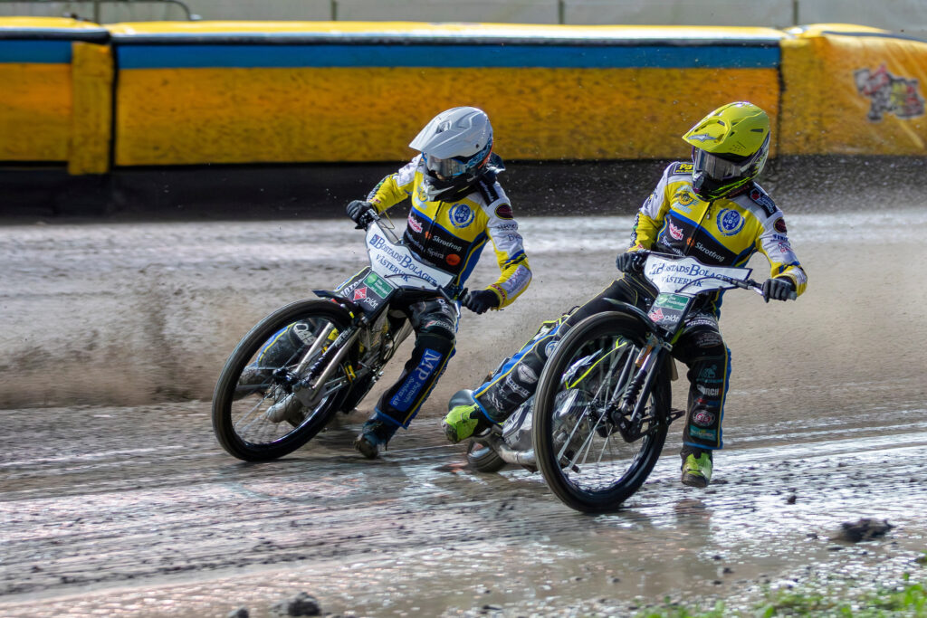 Eskilstuna, SVERIGE - 16 september 2025 : Västerviks Anton Karlsson och Västerviks Tom brennan under SM-finalen i speedway mellan Smederna och Västervik på Eskilstuna Motorstadion den 16 september i Eskilstuna ( Foto: Emil Särnehed / SarnehedPhoto )  Nyckelord Keywords: Speedway, SM-finalen, Smederna, Västervik, ESS, Elitserien, Elitspeedway, final, SM-guld, guld, Bauhausligan ***Betalbild***
